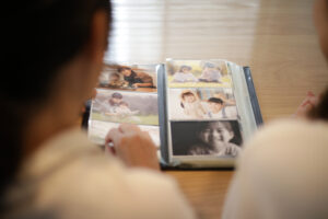 アルバムを見る女性